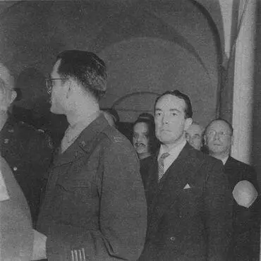 Нюрнберг 20 листопада 1945 р Шовкросс дивиться в камеру входить до зали - фото 65