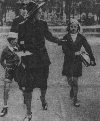 Бріґіт Франк з Нікласом зліва Нюрнберг вересень 1946 р Це було - фото 76