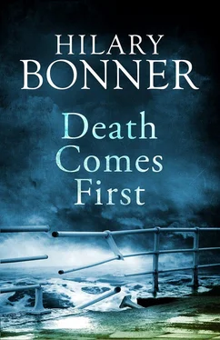 Хилари Боннер Death Comes First обложка книги