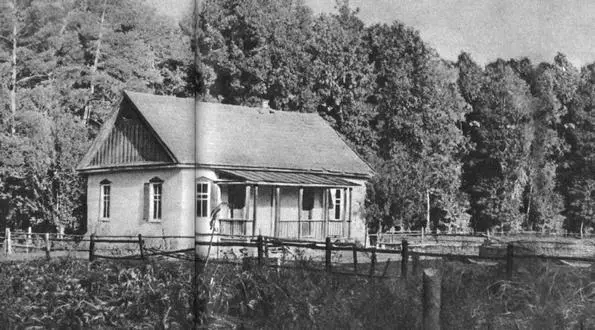 Дом лесника в полутора километрах от партизанского лагеря Здесь и поселилась - фото 36