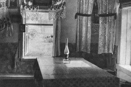 Большая комната в хате Степанцов У этого окна за этим столом при свете этой - фото 55