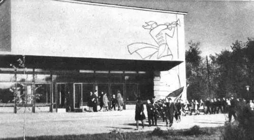 В Каневе близ Парка имени А П Гайдара где покоится прах Гайдара выросла - фото 80
