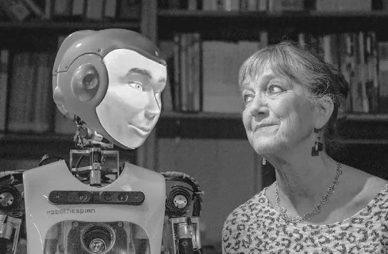 RoboThespian и Джуди Норман в пьесе Осколки история любви Я задал Уиллу - фото 25