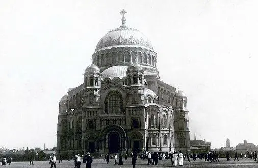 Марскі сабор Кранштат Яны спыніліся на сярэдзіне драўлянага насцілу і Адам - фото 12