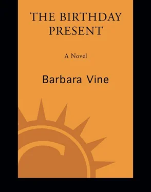 Barbara Vine The Birthday Present обложка книги