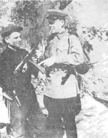 Я А Менкин слева и командир партизанского отряда им Г И Котовского Н М - фото 6