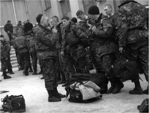 Разоружение роты 25й бригады ВДВ в Славянске Когда их пригнали на - фото 29