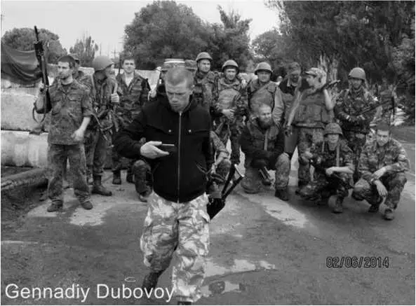 Борщ сидит первый справа Водка и правда действовала на Борща чудотворно за - фото 74