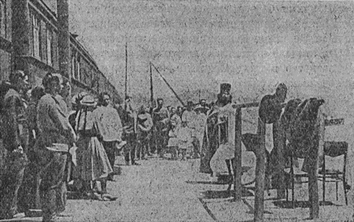 Рис 1 Молебен у поезда Хорвата Владивосток 1918 г В армии Колчака по - фото 1