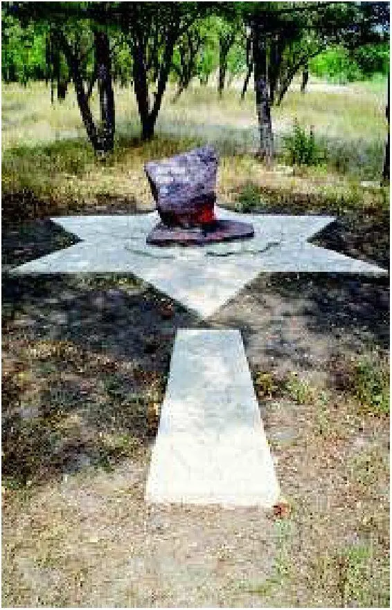 Памятный знак погибшим евреям Феодосии Фото Г Россоланский 2005 17 января - фото 11