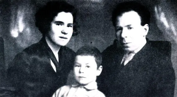 Яков Голос с женой Силией и сыном Мильтоном Дмитрием Приблизительно 1927 г - фото 6