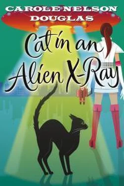 Кэрол Дуглас Cat In An Alien X-Ray обложка книги