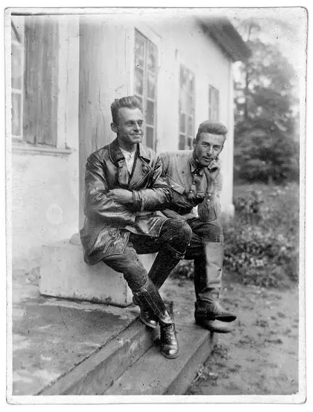 Witold Pilecki and a friend in Sukurcze c 1930 Courtesy of the Pilecki - фото 4