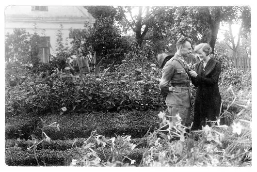 Witold and Maria shortly after their wedding c 1931 Courtesy of the Pilecki - фото 5