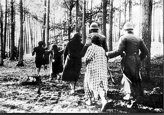 Polish women on their way to be shot 1939 Courtesy of Narodowe Archiwum - фото 11