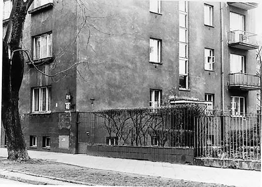 Entrance to 40 Wojska Polskie Avenue Courtesy of PMAB Jan was one of the - фото 12