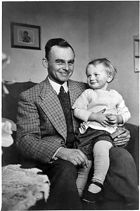 Witold and Marek c 1940 Courtesy of the Pilecki family On September - фото 18