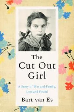 Барт Эс The Cut Out Girl обложка книги