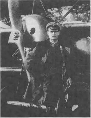 Летчик Рудольф Гесс на Западном фронте в ноябре 1918 года По желанию Гесса на - фото 14