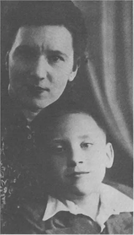 С мамой Ниной Максимовной Высоцкой 1941 С Евгенией Степановной и отцом - фото 2