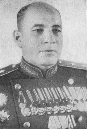 А Ф Казанкин В Я Горемыкин П В Поборцев справа в группе командиров - фото 13