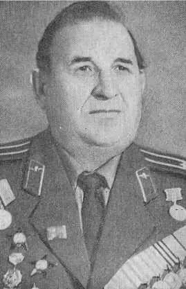 В Я Горемыкин П В Поборцев справа в группе командиров Марьина Горка - фото 14