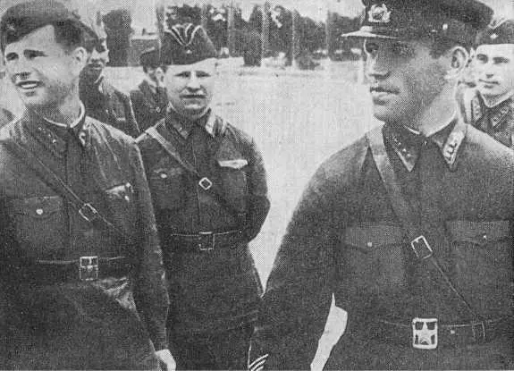 П В Поборцев справа в группе командиров Марьина Горка 1941 г А С - фото 15
