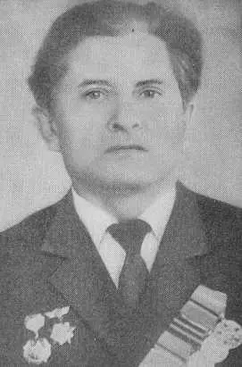 Н М Урсулов После выхода из окружения В первом ряду слева направо П В - фото 51