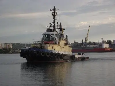 На носу и корме буксира уже плохо читалось название судна но на рубке куда - фото 68