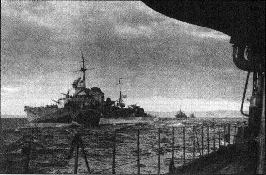 Советские эсминцы эскортируют один из полярных конвоев Лето 1944 года - фото 24