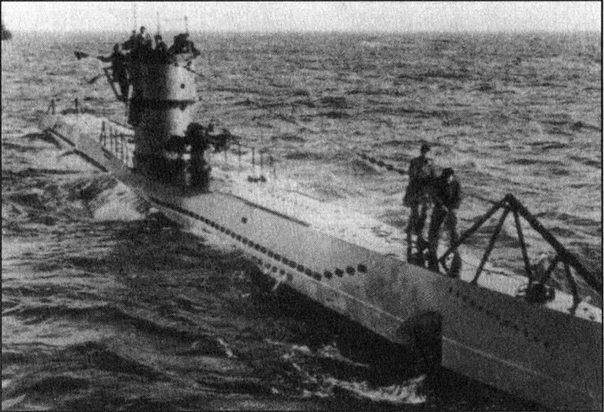 Германская подлодка VII серии рассталась с кораблем обеспечения и начала - фото 51