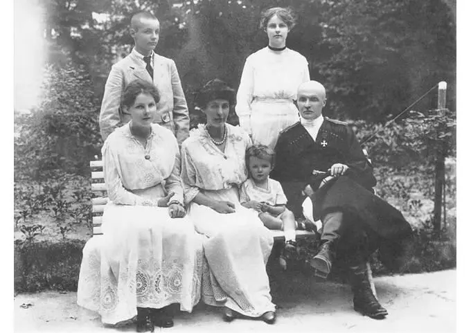 Гетьманська родина в парку резиденції Серпень 1918 р Крім радощів від - фото 17