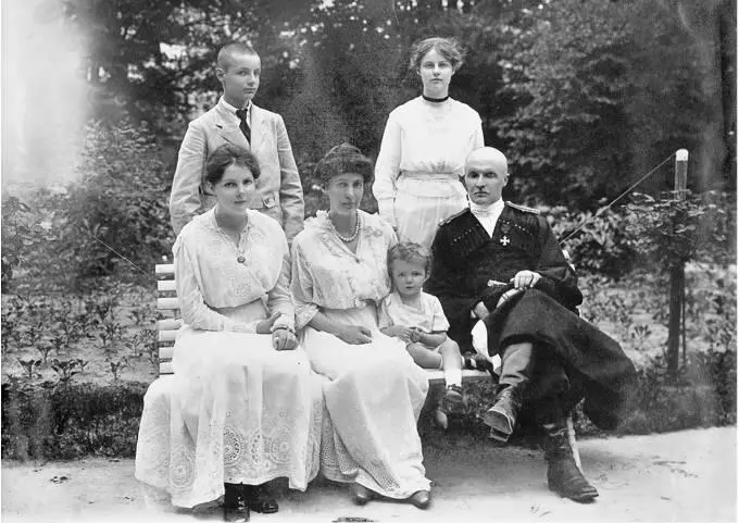 Родина Скоропадських у парку гетьманської резиденції Київ серпень 1918 р - фото 38