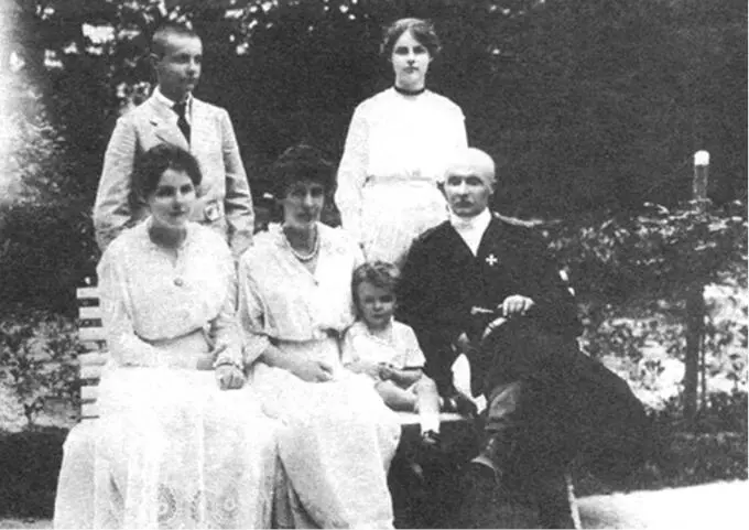 Гетьман Павло Скоропадський із родиною Фото 1918 р Протягом червня липня - фото 44