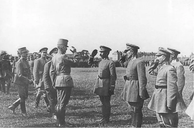 Австрійський офіцер оглядає Сірожупанну дивізію 1918 р Відповідно до - фото 67
