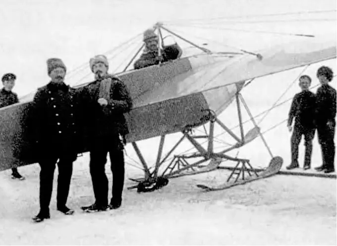 Олександр Наконечний другий зліва Фото часів служби у російській авіації Я - фото 78