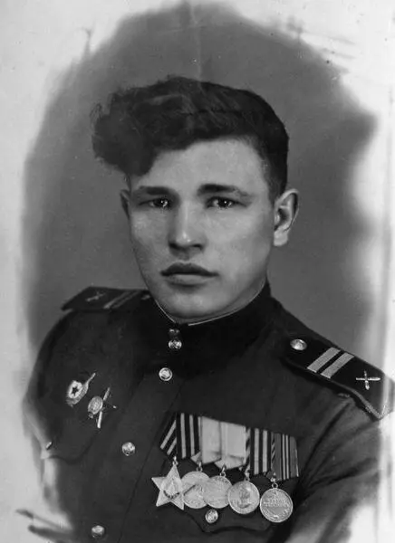 Анатолий Белоклоков 1945 год Родился я 8 февраля 1926 года в Башкирии Была - фото 2