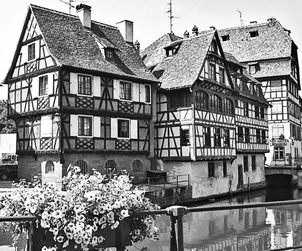 Рис 110 Современный вид Half Timbered Houses Strasbourg Франция а и - фото 18