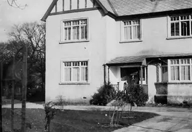 Straw Hall Villa in Carlow Erika and I in Carlow in 1938 My mother Uncle - фото 9