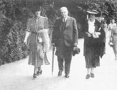 My mother Uncle Anton and Aunt Hella in Karlsbad in 1939 GEBESEE The main - фото 11