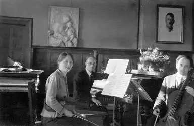 Music with Madonna and Child and Hitler One of our lovely family houses - фото 16