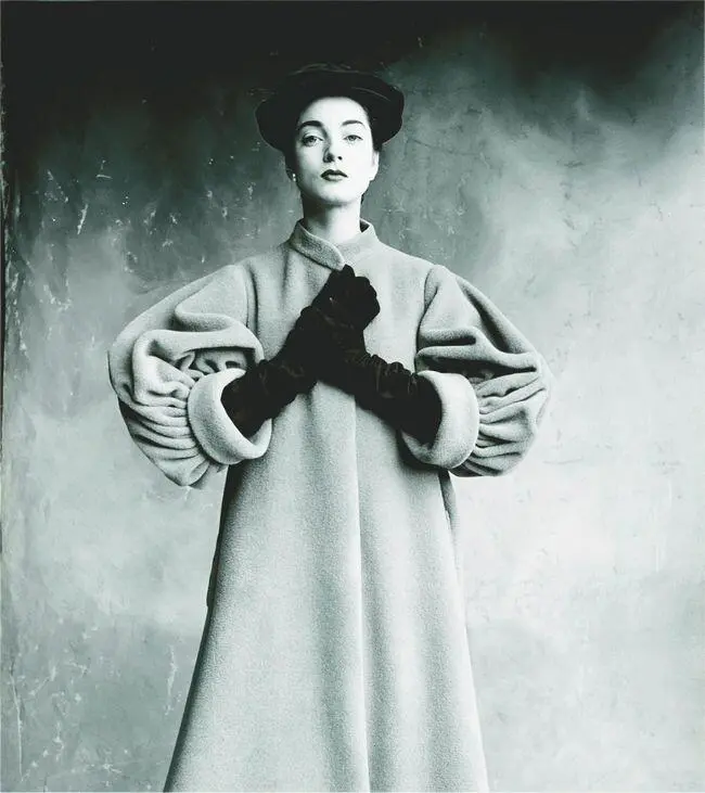 Режин Дебриз в пальто от Balenciaga Фотограф Ирвин Пенн Conde Nast Vogue - фото 11