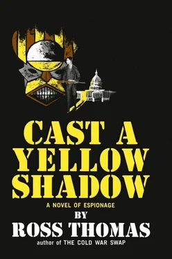 Росс Томас Cast a Yellow Shadow обложка книги