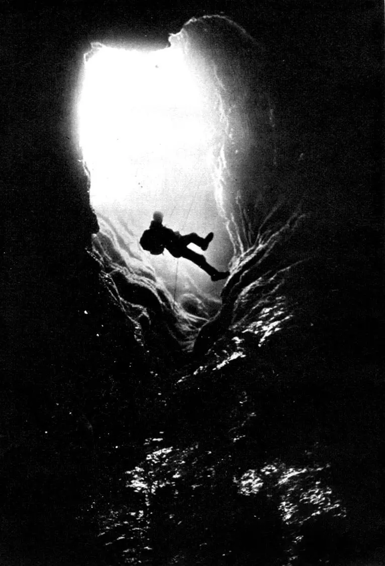 Вход в пещеру Крубера оказался гигантским провалом на краю невысокого бугра - фото 3