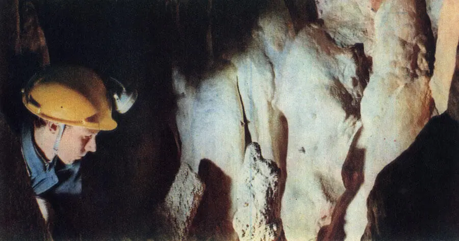 Всюду в пещере была вода Она капала с потолков тонкой блестящей плёнкой - фото 11
