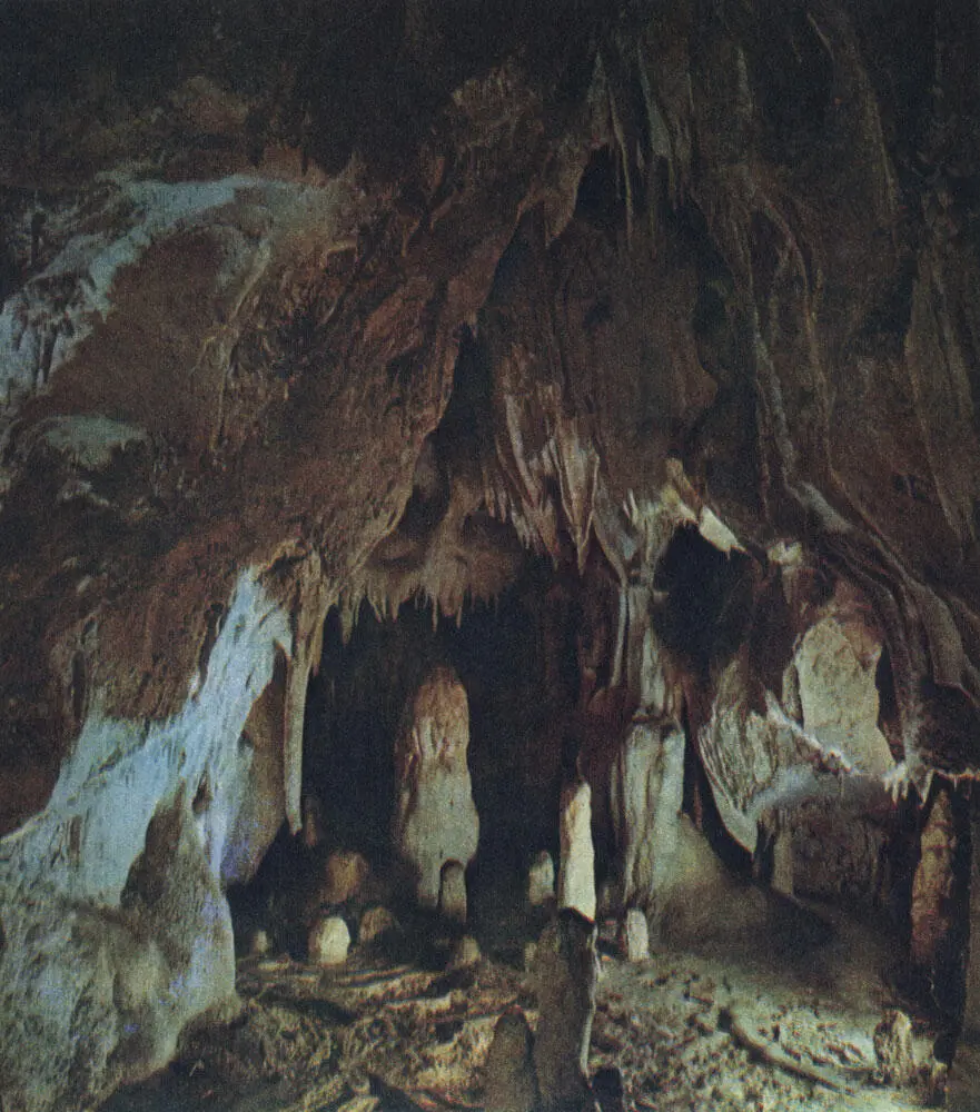 И даже бесчисленные украшения пещер высокие колонны пышные каменные - фото 13