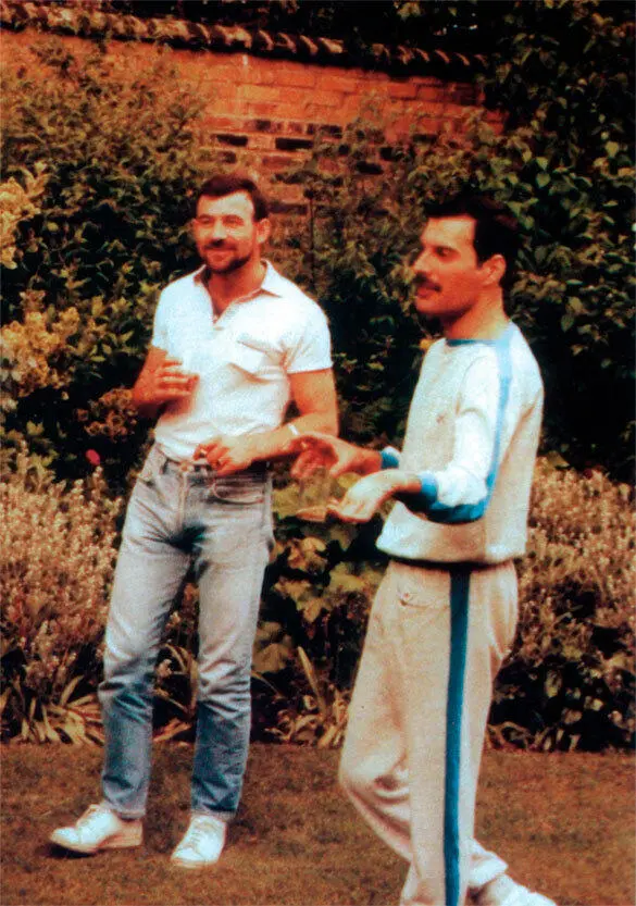 Фредди впервые показывает мне Гарден Лодж 1985 год Мы с Фредди в Мюнхене - фото 1