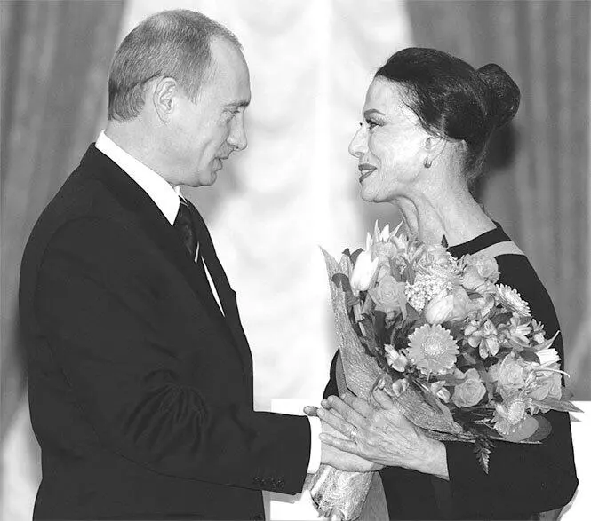Владимир Владимирович Путин вручает Майе Плисецкой орден За заслуги перед - фото 53