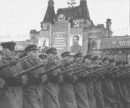 Красноармейцы вооруженные карабинами Токарева с примкнутыми штыками проходят - фото 2