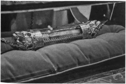 Рис 177 Хрустальный сосуд с кровью Христа Брюгге Бельгия Взято из - фото 170